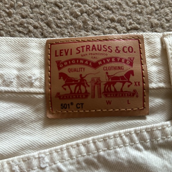 Levi’s Ecru/Off White Denim Shorts - Picture 3 of 4